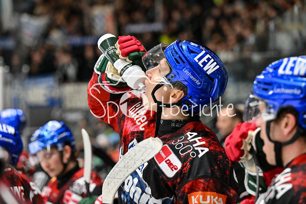 Augsburger Panther - Straubing Tigers | nimmt einen Schluck aus der Flasche - Anrei HAKULINEN (Augsburger Panther #94) / DEL: Augsburger Panther - Straubing Tigers, Curt Frenzel Stadion am 29.11.2024