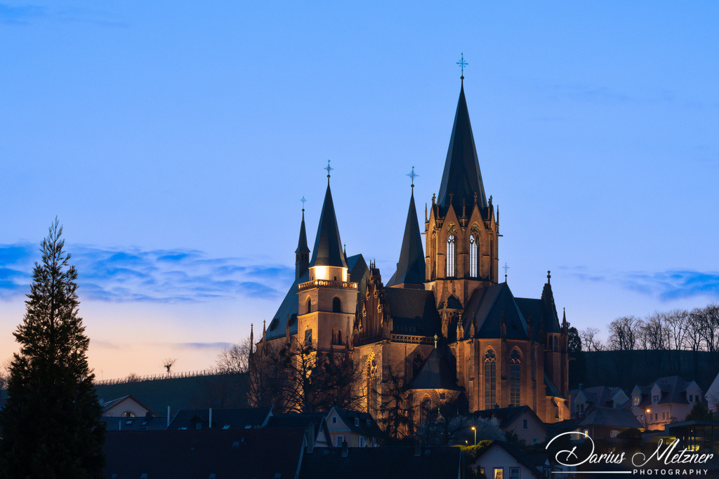 Katharinenkirche in Oppenheim | Die imposante Katharinenkirche in Oppenheim gilt als eine der bedeutendsten gotischen Kirchen am Rhein. Ihre Errichtung erfolgte in mehreren Bauabschnitten im 13., 14. und 15. Jahrhundert. Heute ist sie eine der schönsten Sehenswürdigkeiten in Rheinhessen.