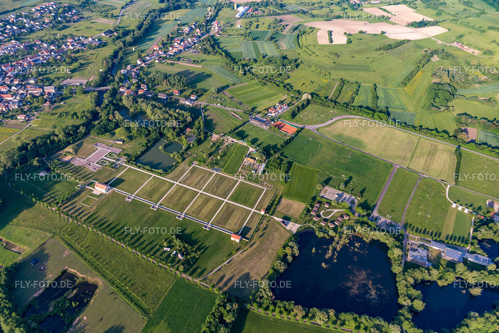 Reinheim, Vestiges Romaines / römische Ausgrabungen | Luftbild: Reinheim, Vestiges Romaines / römische Ausgrabungen im Ortsteil Reinheim in Gersheim im Bundesland Saarland in Deutschland. Foto: IMG_107335.jpg vom 19.05.2018 durch Werner Riehm/FLY-FOTO.de - Realisiert mit Pictrs.com