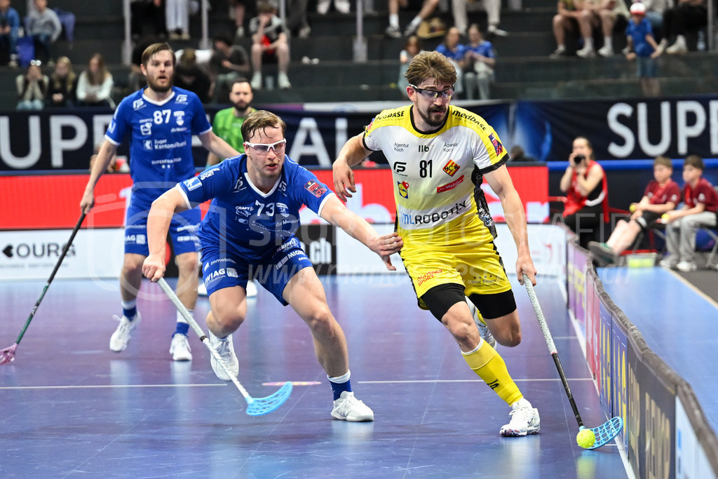 Zug United - HC Rychenberg - 25. April 2026 | Tim Aeschimann (#81 HC Rychenberg Winterthur) überläuft Justus Kainulainen (#73 Zug United) am L-UPL Superfinal-Spiel zwischen Zug United und HC Rychenberg am 25. April 2026 in der BCF Arena, Fribourg, Schweiz.Bild: Sportfotografie Markus Aeschimann | www.markus-aeschimann.ch - Realisiert mit Pictrs.com