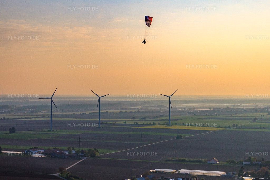 Luftbild: Paragleiter über dem Windpark Minfeld in Minfeld im Bundesland Rheinland-Pfalz in Deutschland. Foto: IMG_39594.jpg vom 16.04.2011 durch Werner Riehm/FLY-FOTO.de