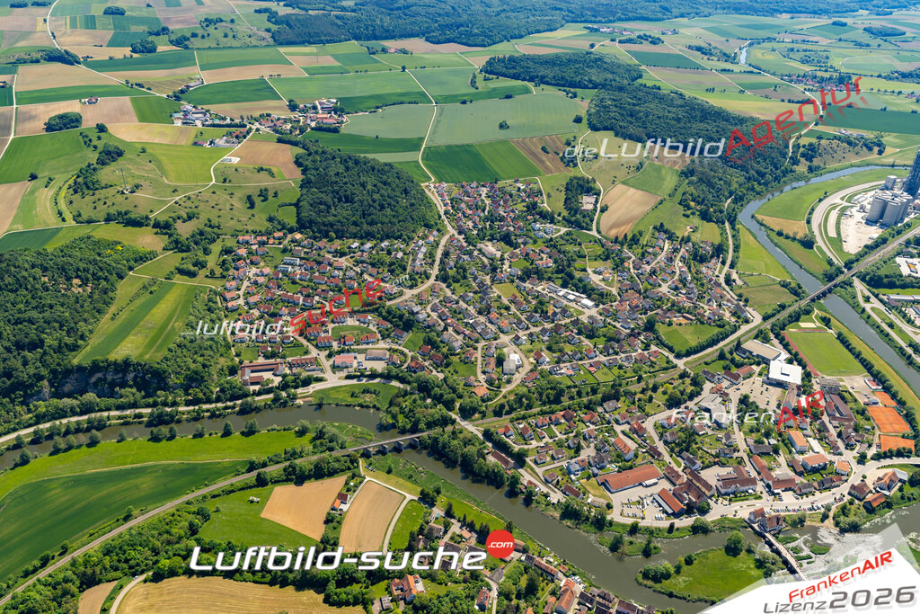 Das Luftbild der Stadt Harburg wurde 2022 vom Flugzeug heraus erstellt (keine Drohnen-Aufnahmen) Aufnahmehöhe ca.450 Meter- hohe Bildauflösung und Druck-Qualität. Garantiert!