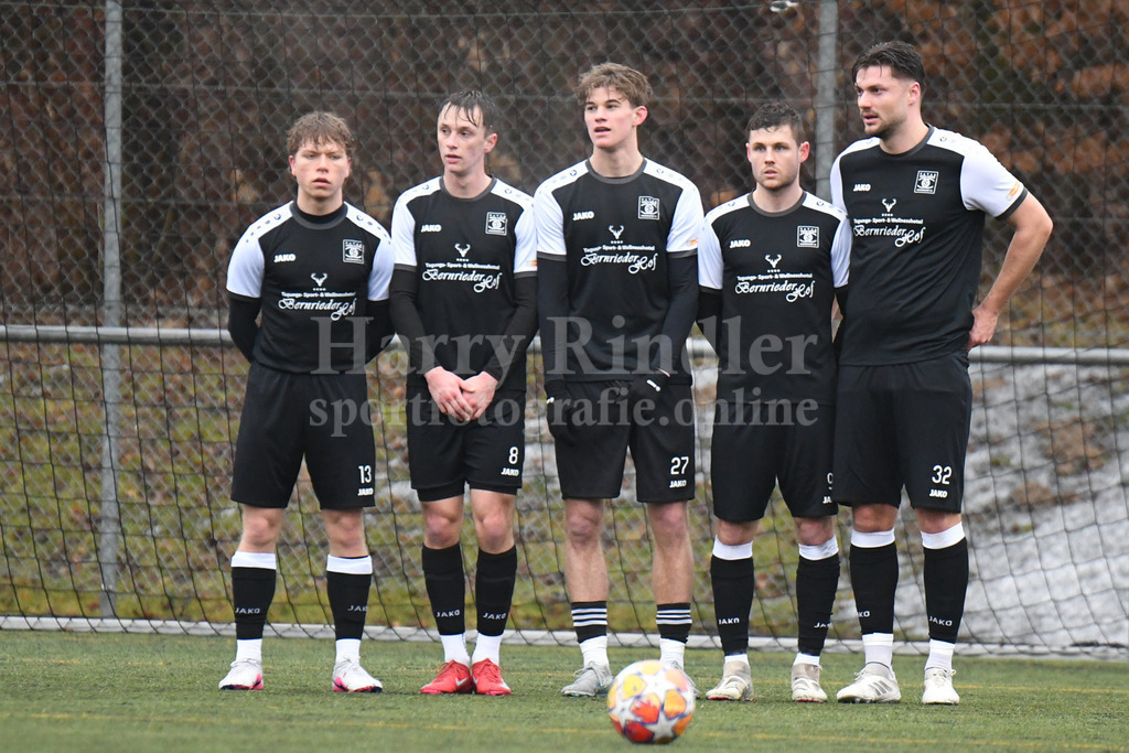 Testspiel SpVgg GW Deggendorf : TV Schierling | Deggendorfer Mauer; v.l. Luca Frank (SpVgg GW Deggendorf #13) eigene U19; Samuel Langen (SpVgg GW Deggendorf #8) eigene U19; Felix Rem (SpVgg GW Deggendorf #27) eigene Jugend; Maximilian Semmler (SpVgg GW Deggendorf #9) Neuzugang FC Aunkirchen; Alexander Sperl (SpVgg GW Deggendorf #32) - Realisiert mit Pictrs.com