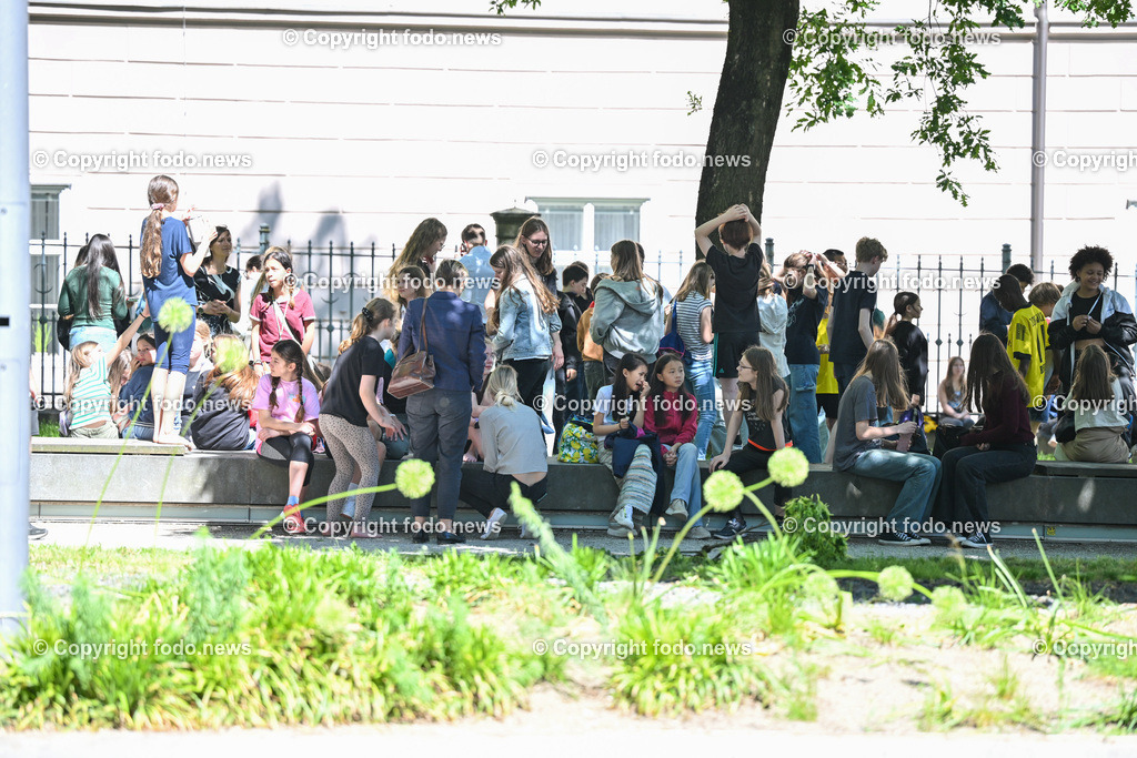 Polizeieinsatz Linz Spittelwiese nach Bombendrohung_ 15.05.2024-2 | 15.05.2024, AUT, Polizeieinsatz Linz Spittelwiese nach Bombendrohung, im Bild evakuierte Schueler