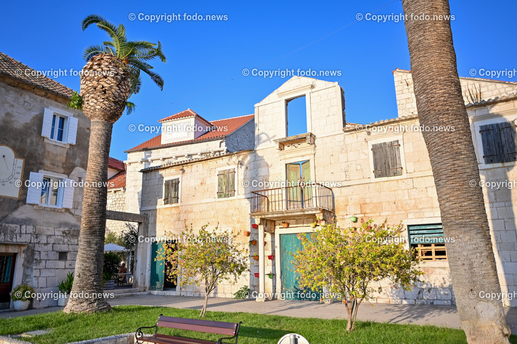 Kroatien_ Sutivan_ Brac_ 04.08.2023-37 | 03.08.2023, Kroatien, HRV, Brač, Insel in Dalmatien, Sutivan im Bild Gebaeude in Sutivan, Palmen