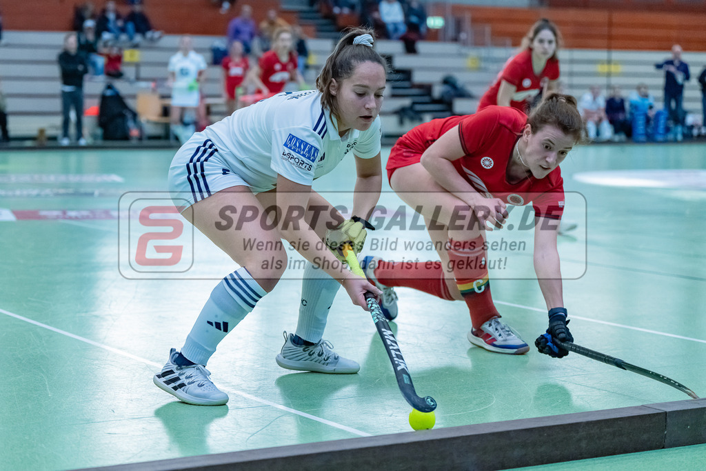 HK_20231217_107708 | 1. Bundesliga Damen Crefelder HC - Düsseldorfer HC  am 17.12.2023 Sporthalle Glockenspitz, Krefeld , Pia Lhotak ( Düsseldorfer HC #5 ) , Jule Hufer ( Crefelder HTC #13 )