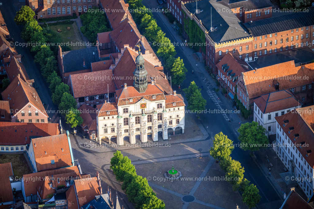 Lüneburg_Rathaus_ELS_9854050623 | LüNEBURG 05.06.2023 Gebäude des Rathauses der Stadtverwaltung am Marktplatz der Innenstadt in Lüneburg im Bundesland Niedersachsen, Deutschland. // Town Hall building of the City Council at the market downtown in Lueneburg in the state Lower Saxony, Germany. Foto: Martin Elsen