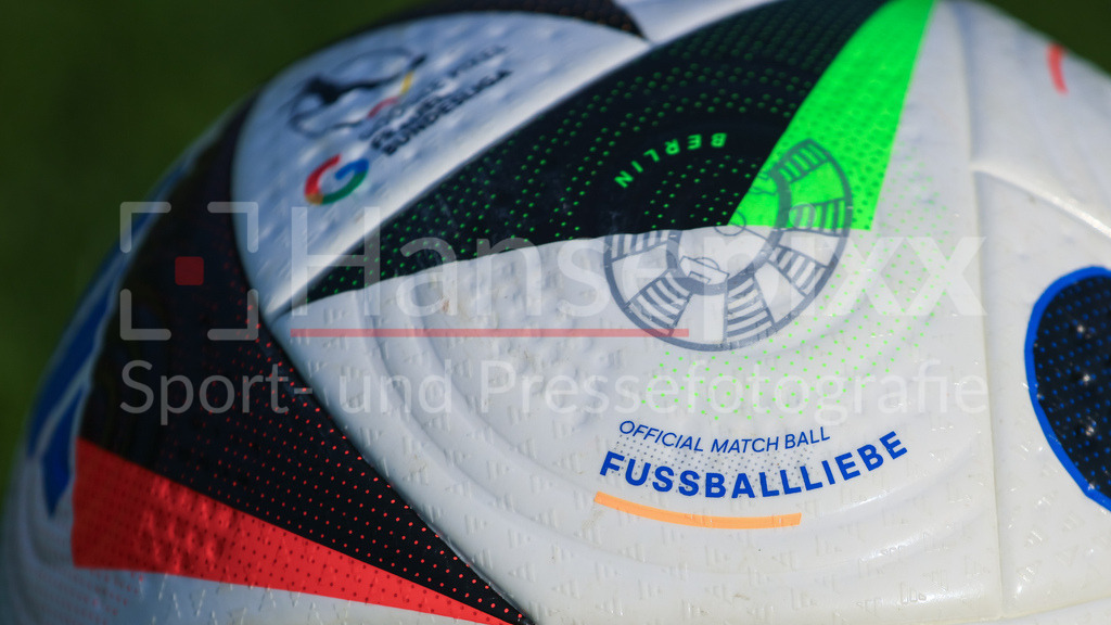 Fussball, Google Pixel Frauen-Bundesliga, Training SV Werder Bremen | Der Spielball liegt auf dem Spielfeld, Rasen, Gras, Boden, Google Pixel Frauen-Bundesliga, adidas, Fussballliebe, Fußballliebe, Pro, Precisionshell, Speedshell, Symbolfoto, Symbolbild Fussball, Fußball, Ball, Offizieller Ball, Offizieller Spielball, Offical Match Ball, Offical Matchball, Anschnitt mit dem Namen des Balles