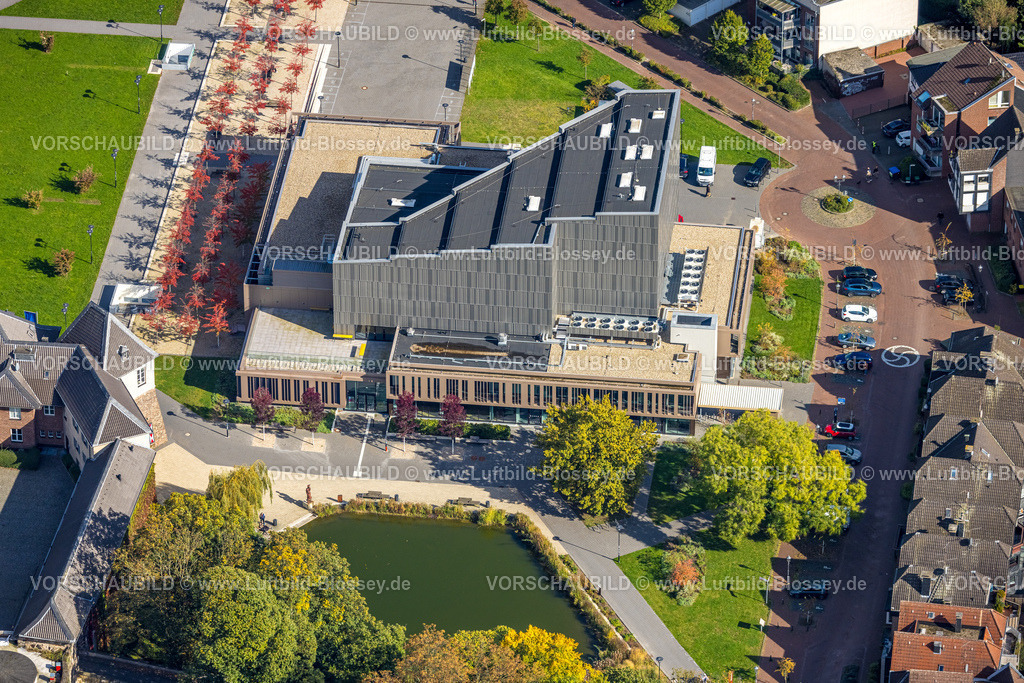 Dinslaken241008988 | Luftbild, Kathrin-Türks-Halle Theater, rote Baumallee, Ententeich, Dinslaken, Ruhrgebiet, Nordrhein-Westfalen, Deutschland