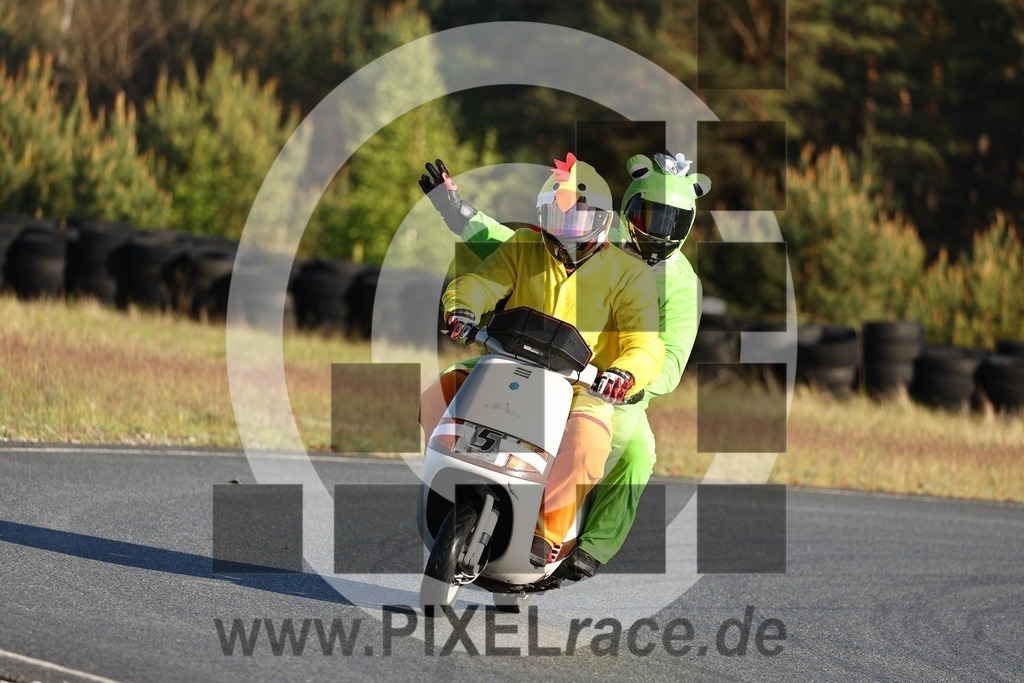 mopedrennen-20260514_12061 | Schöne Erinnerungen an spannende Momente - das festzuhalten ist unser Job. PIXELrace.de ist seit 2003 auf den Rennstrecken Europas unterwegs um die Action draußen beim Fahren und die wunderbare Stimmung imm Fahrerlager für euch einzufangen.