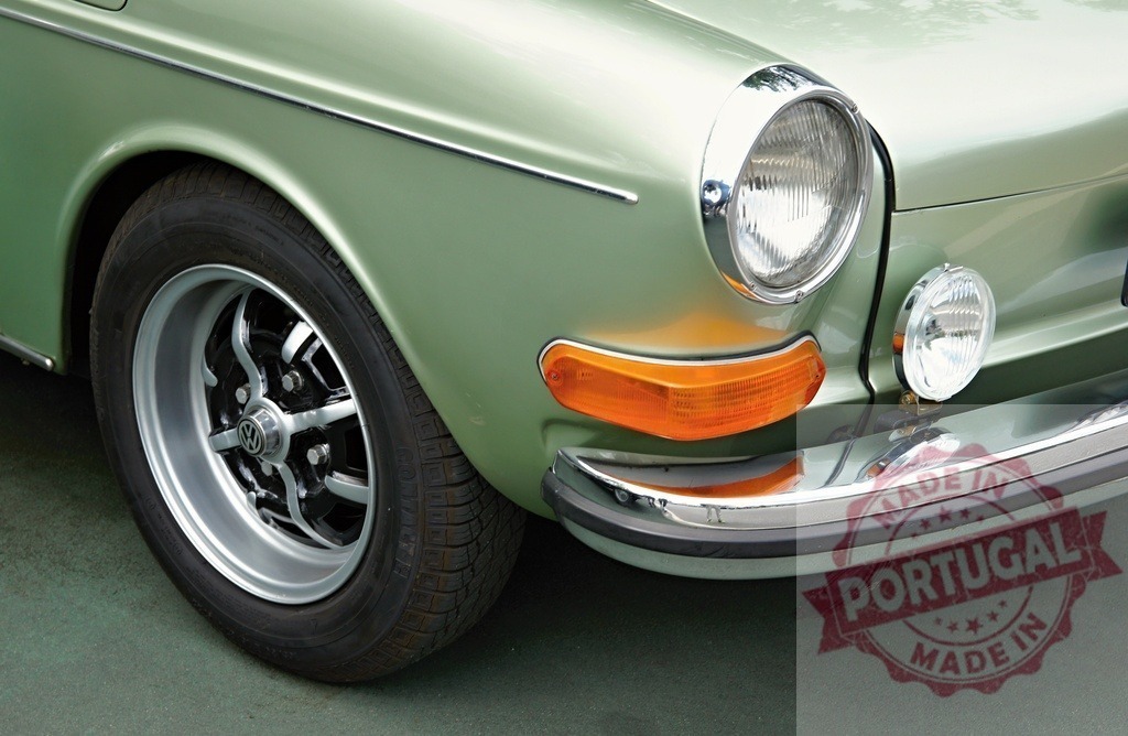 Volkswagen classic car headlight fender wheel detail | Volkswagen classic car showing front fender, headlight, turn signal, bumper, and wheel - Realisiert mit Pictrs.com