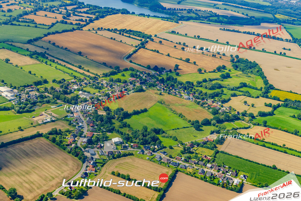 Schrägluftbild  Dorfstraße  Kalübbe - Das Luftbild wurde 2025 vom UL-Flugzeug heraus erstellt (ohne Drohne- keine Drohnenaufnahme ) - Hochauflösende Luftaufnahme -Nicht vergleichbar mit Google Maps oder Satelittenbilder- Die Geschenkidee !Mit Lizenz und Bildrechte bestellbar