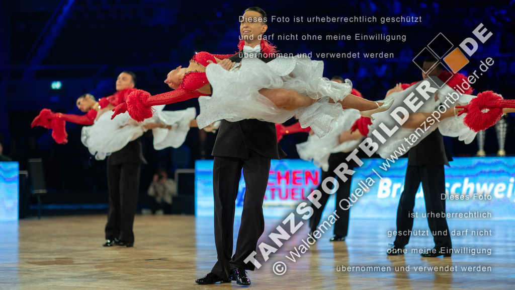 20251206-04342 | Hier finden Sie Tanz Bilder vom Latein und Standard Formationen tanzen. Sportbilder vom Tanzsport. Schöne Fotos und von Weltmeisterschaft, Europameisterschaft, Bundesliga, Regionalliga, Oberliga und Landesliga sowie von GOC Stuttgart, DanceComp, WM Bremen
