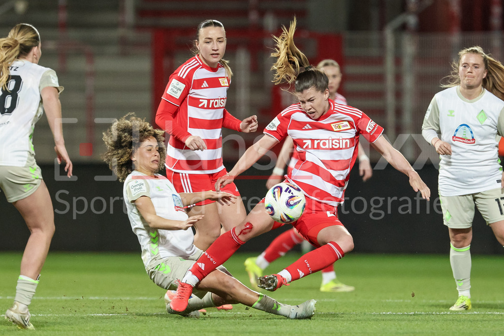 Fussball, Google Pixel Frauen-Bundesliga, 1. FC Union Berlin - SV Werder Bremen | v.li.: Amira Arfaoui (SV Werder Bremen, 8) und Nele Bauereisen (1. FC Union Berlin, 23) im Zweikampf, der zur roten Karte führte, Duell, Dynamik, Aktion, Action, Spielszene, DIE DFB-RICHTLINIEN UNTERSAGEN JEGLICHE NUTZUNG VON FOTOS ALS SEQUENZBILDER UND/ODER VIDEOÄHNLICHE FOTOSTRECKEN. DFB REGULATIONS PROHIBIT ANY USE OF PHOTOGRAPHS AS IMAGE SEQUENCES AND/OR QUASI-VIDEO.