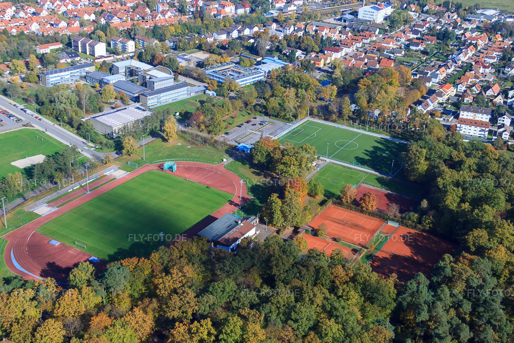 Luftbild: Bienwald-Stadion in Kandel im Bundesland Rheinland-Pfalz in Deutschland. Foto: IMG_34482.jpg vom 26.10.2010 durch Werner Riehm/FLY-FOTO.deTSV 1886 Kandel Leichtathletik - mit uns Spaß am Sport