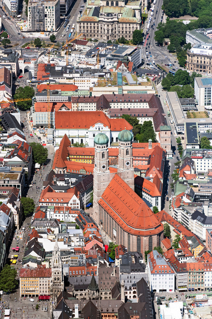 dr__0202629.jpg | MüNCHEN 29.06.2023 Frauenkirche im Altstadt- Zentrum von München im Bundesland Bayern. Der dreischiffige spätgotische Backsteinbau steht neben dem Neuen Rathaus und ist ein bedeutendes Wahrzeichen der Landeshauptstadt. Der Dom zu Unserer Lieben Frau ist auch als Liebfrauendom bekannt. Auf dem Bild sind Reste des Gerüstes am Südturm nach dessen Sanierung zu sehen. // Church building of the Frauenkirche in the old town in Munich in the state Bavaria, Germany. Foto: Daniel Reiter
