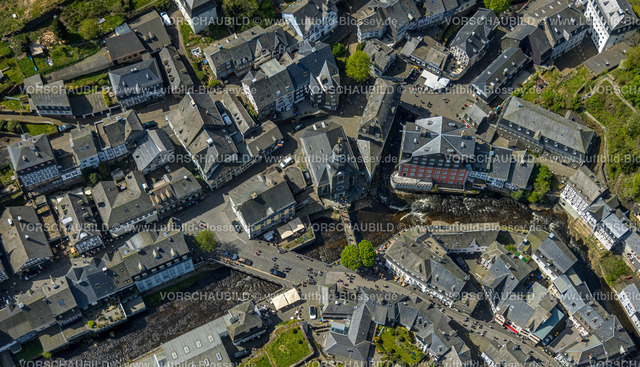 Monschau240502260 | Luftbild, historische Altstadt mit mittelalterlichen Gebäuden und der evangelischen Stadtkirche, Rotes Haus, Fluss Rur und Brücke Rurstraße Fußgängerbereich, kleine Brücke zur Kirche Auf den Planken, Monschau, Nordrhein-Westfalen, Deutschland