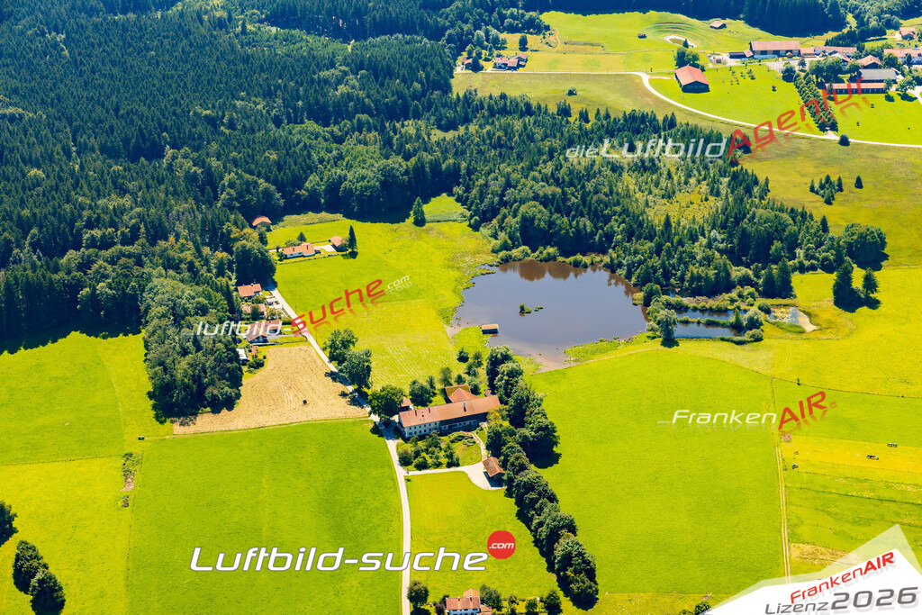 Luftaufnahme von Lochen Weiher Dietramszell Bild- Das Luftbild wurde 2025 vom UL-Flugzeug heraus erstellt ( keine Drohne ) - Hochauflösende Luftaufnahme -Nicht vergleichbar mit Google Maps oder Satelittenbilder- Die Geschenkidee !Mit Lizenz und Bildrechte bestellbar