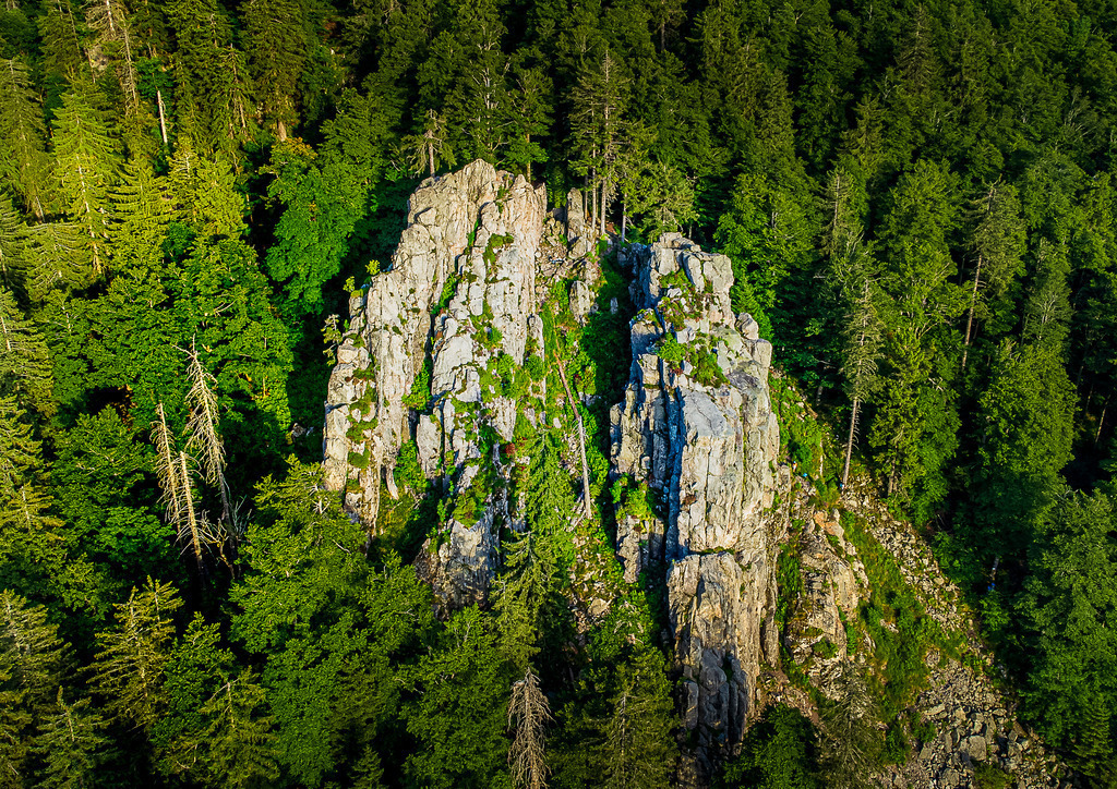 MPI_Sehenswürdigkeiten_0006 | Luftaufnahme vom Großen Kandelfelsen bei Waldkirch - Realisiert mit Pictrs.com