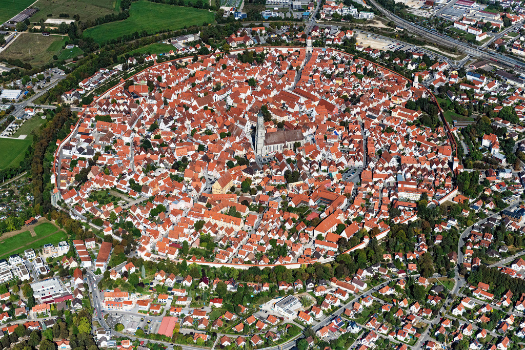 dr__0093278.jpg | NöRDLINGEN 01.10.2021 Altstadtbereich und Innenstadtzentrum in Nördlingen im Bundesland Bayern, Deutschland. // Old Town area and city center in Noerdlingen in the state Bavaria, Germany. Foto: Daniel Reiter