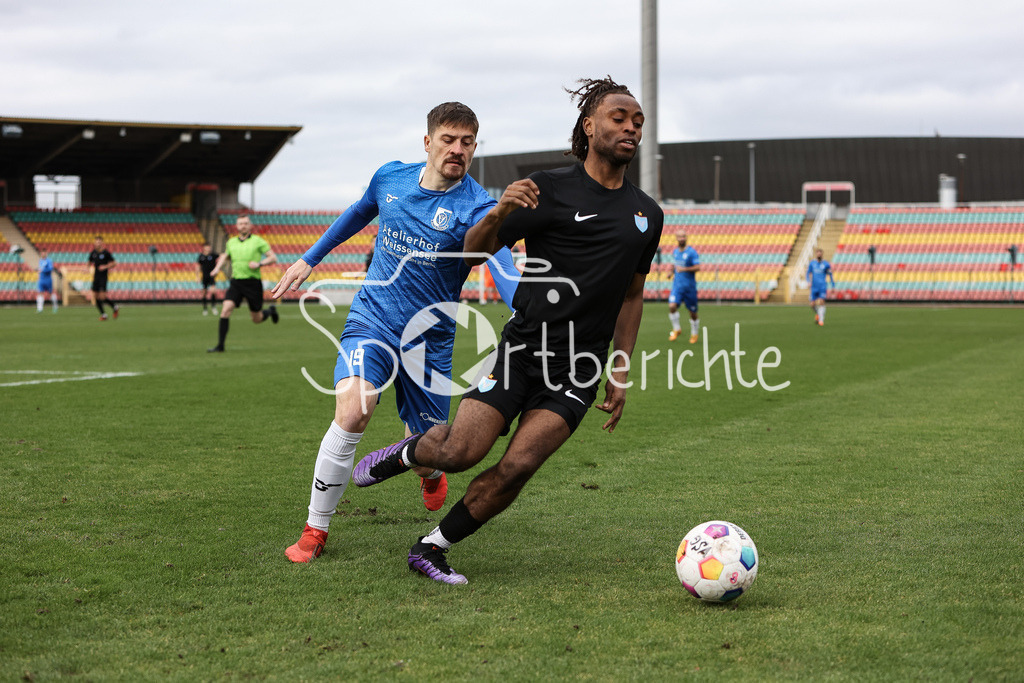 VSG Altglienicke - Viktoria Berlin | Florian SANDER (VSG #19) im Duell mit Shean MENSAH (VIK #13) / Zweikampf