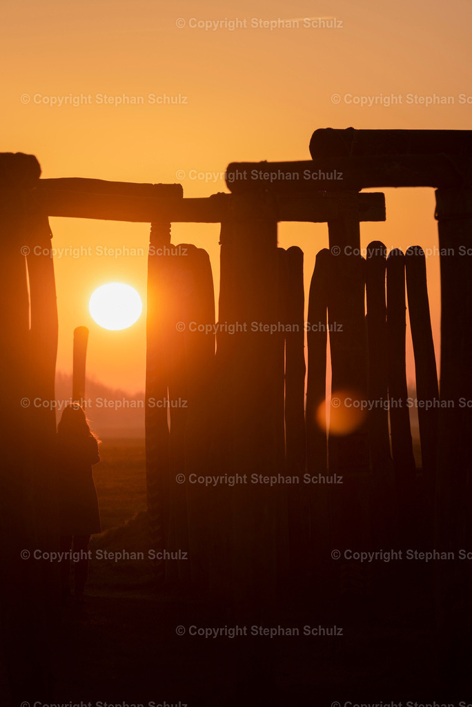 Wintersonnenwende am Ringheiligtum Pömmele | Eine Frau beobachtet am Tag der Wintersonnenwende den Sonnenaufgang am Ringheiligtum Pömmelte. Die prähistorische Kultstätte wird von Archäologen auch das deutsche Stonehenge genannt.  - Realisiert mit Pictrs.com