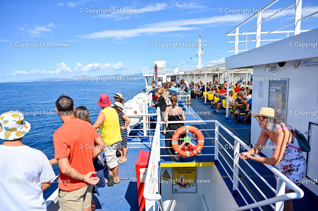 Kroatien_ Bra__ Split_ Faehre_ 09.08.2023-27 | 09.08.2023, Kroatien, HRV, Brač, Insel in Dalmatien im Bild Ueberfahrt auf der Faehre von Brac nach Split, Adria, Meer, Faehre, Trajekt, Ferry, Jadrolinija, Touristen, Urlauber