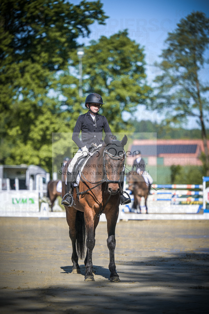 DOS_3071 | Entdecke hochwertige Reitturnierfotos von Foto Oger. Professionell, emotional und authentisch – jetzt Lieblingsmomente im Shop bestellen.Deutschlandweite Turnierfotografie. - Realisiert mit Pictrs.com