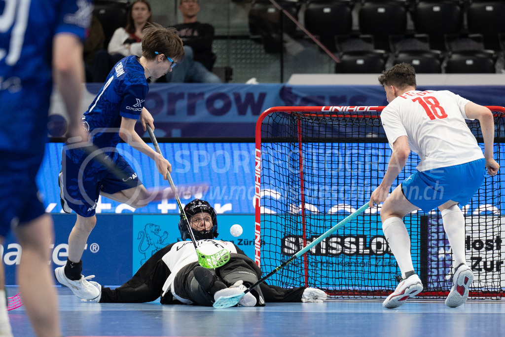 2025 Men's U19 WFC - Finland v Czechia | Unvonventional defense work by Miroslav Kovařík (#71, Czechia) during 2025 Men's U19 WFC, Switzerland: 04.05.2025, Zürich, Swiss Life Arena.Event page: <a href="https://www.u19wfc2025.ch/">www.u19wfc2025.ch</a>Credit: Markus Aeschimann, <a href="https://markus-aeschimann.ch">markus-aeschimann.ch</a>Instagram: <a href="https://instagram.com/sportfotografie.aeschimann">@sportfotografie.aeschimann</a> - Realisiert mit Pictrs.com