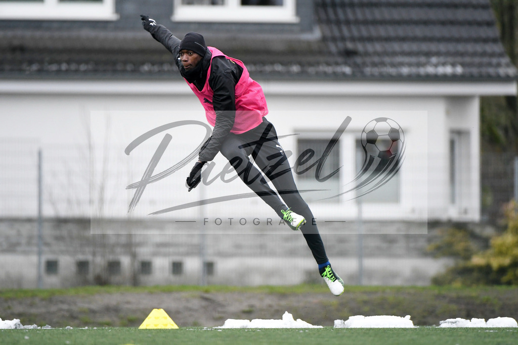 20200226_TRAOSN_0092 | Fussball, Herren: Assan Ceesay (VfL Osnabrueck) schaut waehrend der Trainingseinheit des VfL Osnabrueck im Sportpark Illoshoehe am 26.02.2020 in Osnabrueck, Deutschland. - Realisiert mit Pictrs.com