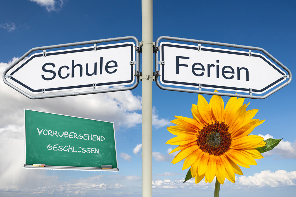 Sommerferien / Schule | (Fotomontage) Richtungspfeile zeigen in die Richtungen SCHULE und FERIEN, darunter eine Schultafel und eine Sonnenblume - Realisiert mit Pictrs.com