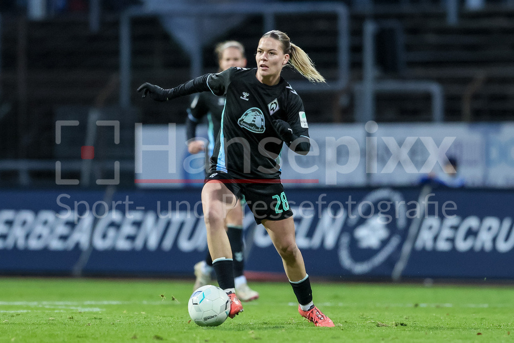 Fussball, DFB-Pokal Frauen, SC Fortuna Köln - SV Werder Bremen | v.li.: Juliane Wirtz (SV Werder Bremen, 28) am Ball, Einzelbild, Ganzkörper, Aktion, Action, Spielszene, DIE DFB-RICHTLINIEN UNTERSAGEN JEGLICHE NUTZUNG VON FOTOS ALS SEQUENZBILDER UND/ODER VIDEOÄHNLICHE FOTOSTRECKEN. DFB REGULATIONS PROHIBIT ANY USE OF PHOTOGRAPHS AS IMAGE SEQUENCES AND/OR QUASI-VIDEO.