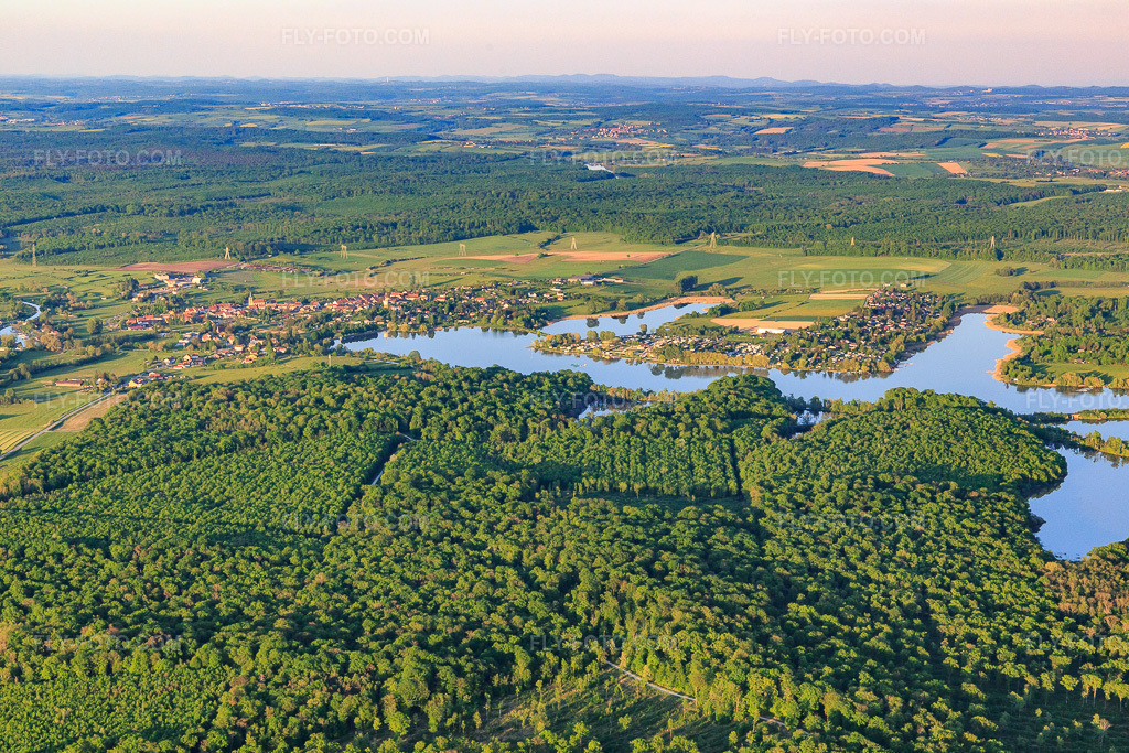 Aerial view: View of the town at Lake Mittersheim from the west in Mittersheim in the state Moselle, France. – Photo: IMG_146190.jpg taken on 05/01/2025 by Werner Riehm/FLY-FOTO.com – Resolution of the original: 5472 x 3648 px