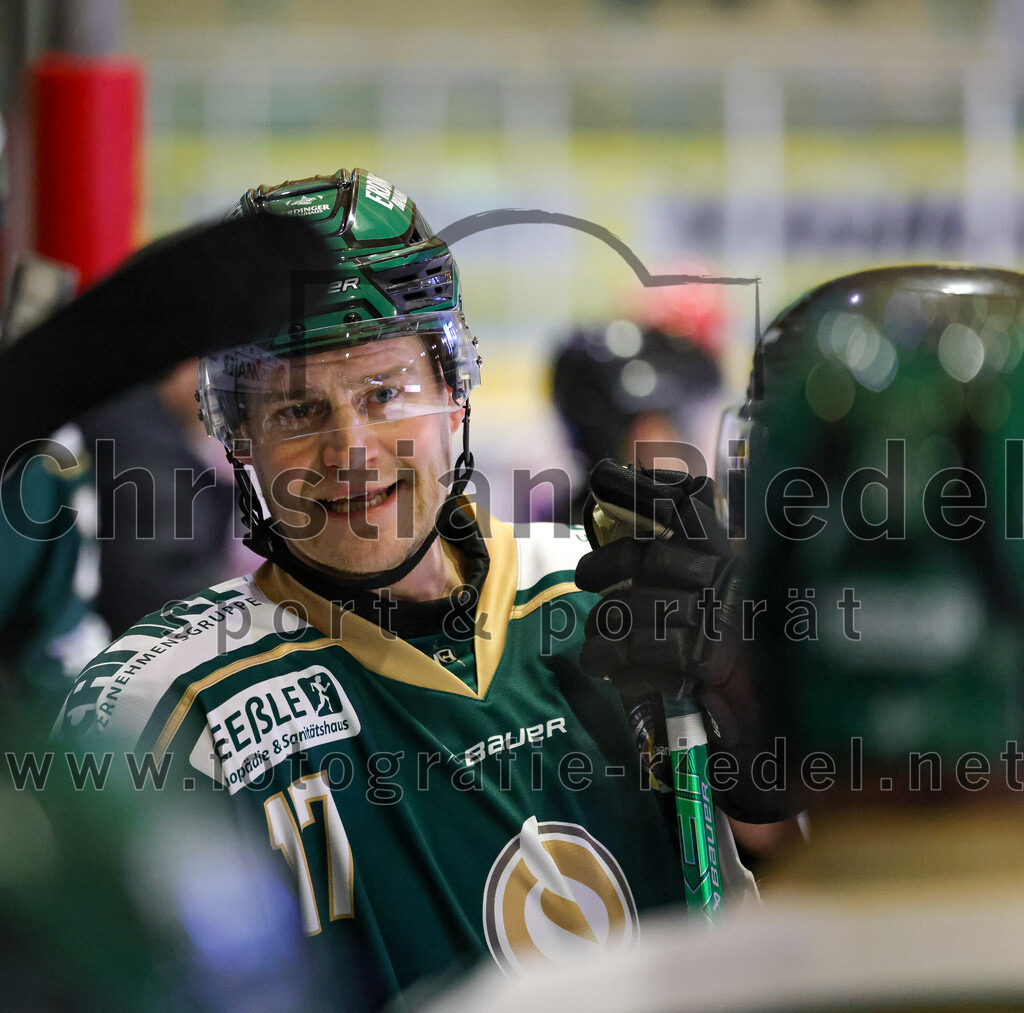 2026-02-15_110_TSV_Erding_gegen_EC_Peiting | Erding, Deutschland, 15.02.2026:Eishockey, Oberliga Süd 2025 / 2026, 47. Spieltag, TSV Erding gegen EC Peiting, Endergebnis: 4:5Elia Ostwald (Erding Gladiators, #17)Foto: Christian Riedel / fotografie-riedel.net
