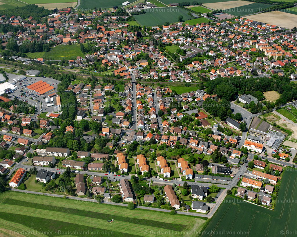 2638460 | HARLINGERODE 09.06.2006 Wohngebiet - Mischbebauung der Mehr- und Einfamilienhaussiedlung  in Harlingerode im Bundesland Niedersachsen, Deutschland // Residential area - mixed development of a multi-family housing estate and single-family housing estate  in Harlingerode in the state Lower Saxony, Germany Foto: Gerhard Launer