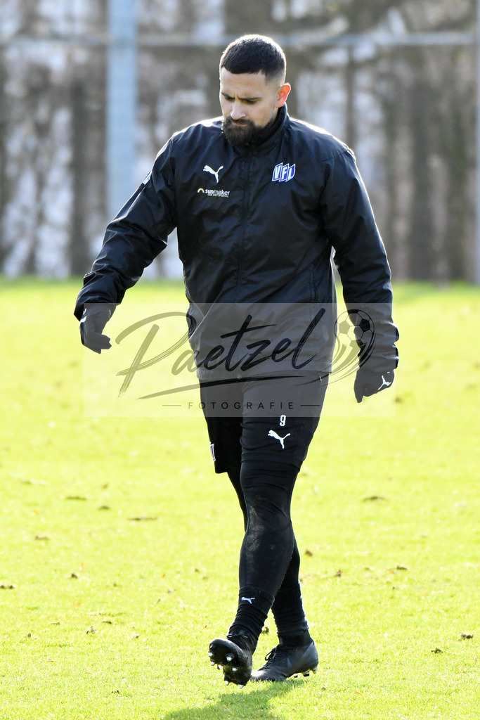 20200215_TRAOSN_0076 | Fussball, Herren: Marcos Alvarez (VfL Osnabrueck) schaut waehrend der Trainingseinheit des VfL Osnabrueck im Sportpark Illoshoehe am 15.02.2020 in Osnabrueck, Deutschland. - Realisiert mit Pictrs.com