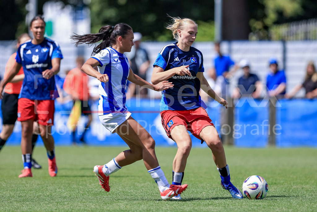 Fussball, Testspiel Frauen, Hamburger SV - Hertha BSC | v.li.: Sari Saeland (Hertha BSC, 14) und Paulina Bartz (Hamburger SV, HSV, 37) im Zweikampf, Duell, Dynamik, Aktion, Action, Spielszene