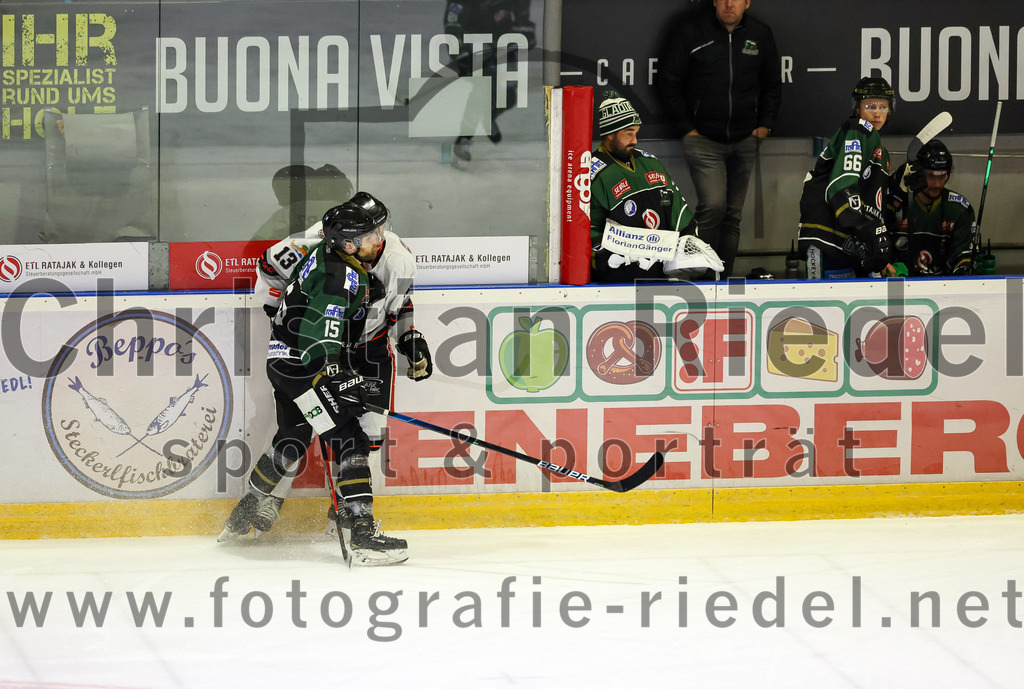 2022-09-30_016_TSV_Erding_gegen_EV_Dingolfing | Erding, Deutschland, 30.09.2022:
Eishockey, Bayernliga 2022 / 2023, Testspiel, TSV Erding gegen EV Dingolfing, Endergebnis: 3:4

Artur Schwarz (EV Dingolfing, #13), Elias Maier (Erding Gladiators, #15), Torwart Christoph Schedlbauer (Erding Gladiators, #31), Matthias Hanika (Erding Gladiators, #66)

Foto: Christian Riedel / fotografie-riedel.net