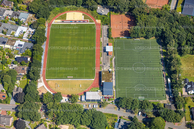 Schermbeck240801992 | Luftbild, Volksbank Arena Fußballstadion mit Nebenplatz und Leichtathletikstadion, SV Schermbeck 2020 e.V., Spieler auf dem Feld, Altschermbeck, Schermbeck, Ruhrgebiet, Nordrhein-Westfalen, Deutschland