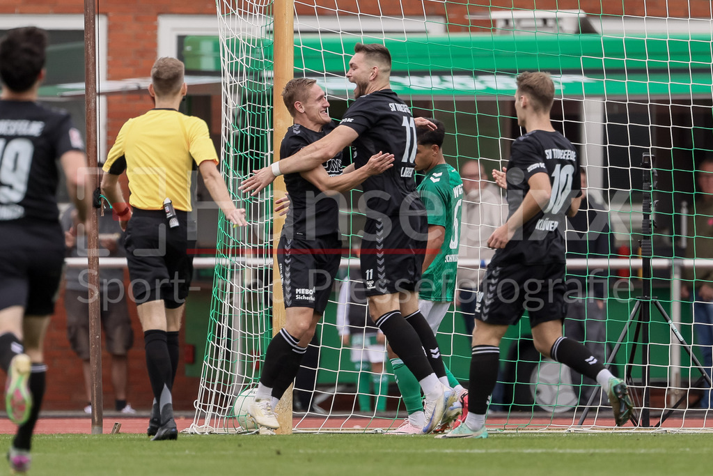 Fussball, Regionalliga Nord, SV Werder Bremen II - SV Todesfelde | v.li: Spieler vom SV Todesfelde mit Torjubel, Jubel, jubeln, jubelt, optimistisch, Spielszene, Highlight, Freude über das Tor zum 0:2