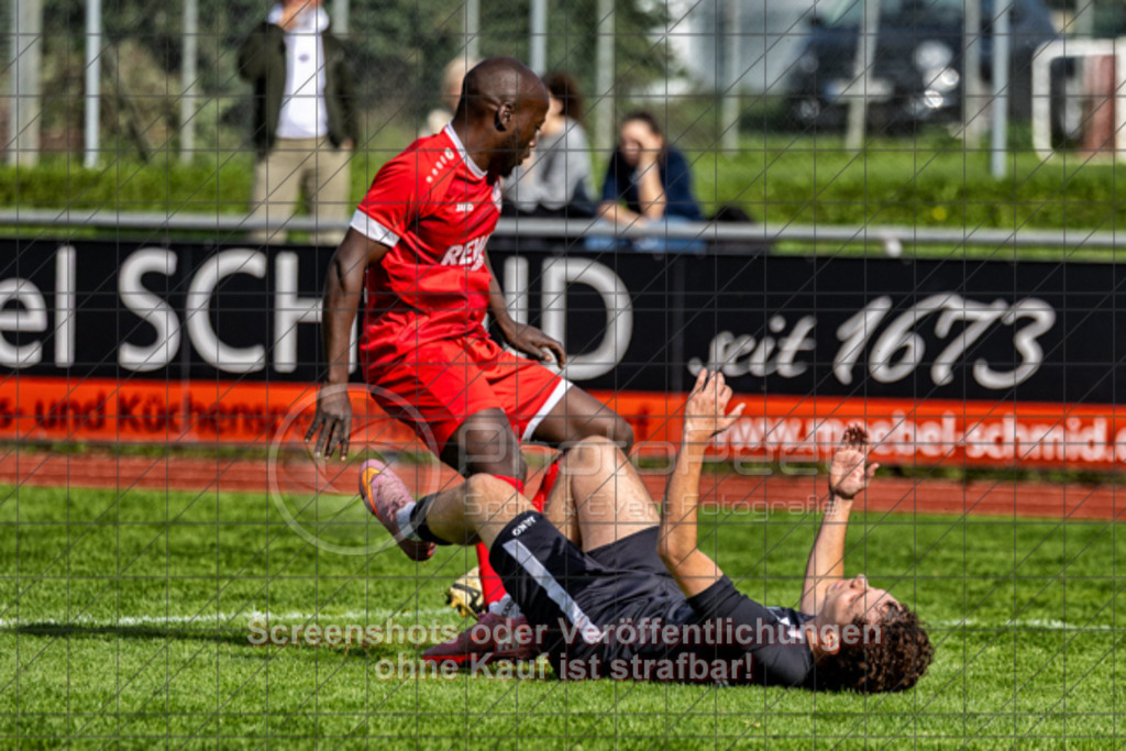 20250928_151602_0183-Bearbeitet | #,1.FC Donzdorf (rot) vs. SV Ebersbach (schwarz), Fußball, Bezirksliga - Bezirk Neckar/Fils, 06. Spieltag, Saison 2025/2026, Rasenplatz Lautertal Stadion, Süßener Straße 16, 73072 Donzdorf, 28.09.2025 - 15:00 Uhr,Foto: PhotoPeet-Sportfotografie/Peter Harich