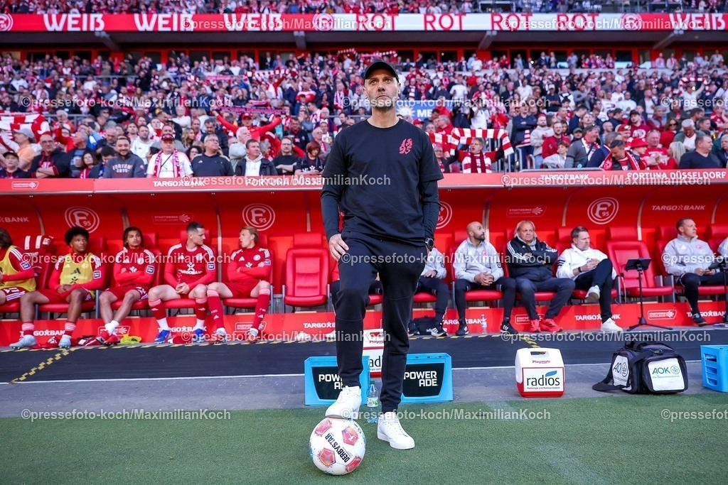 F9524042601016 | 24.04.2026, Fußball, Fortuna Düsseldorf - SC Dynamo Dresden, 2. Fußball Bundesliga, Herren, Merkur Spiel-Arena, 31. Spieltag, Saison 2025 2026: Cheftrainer Alexander Ende (Fortuna Düsseldorf) steht am Spielfeldrand vor der Bank  DFB regulations prohibit any use of photographs as image sequences and or quasi-video.