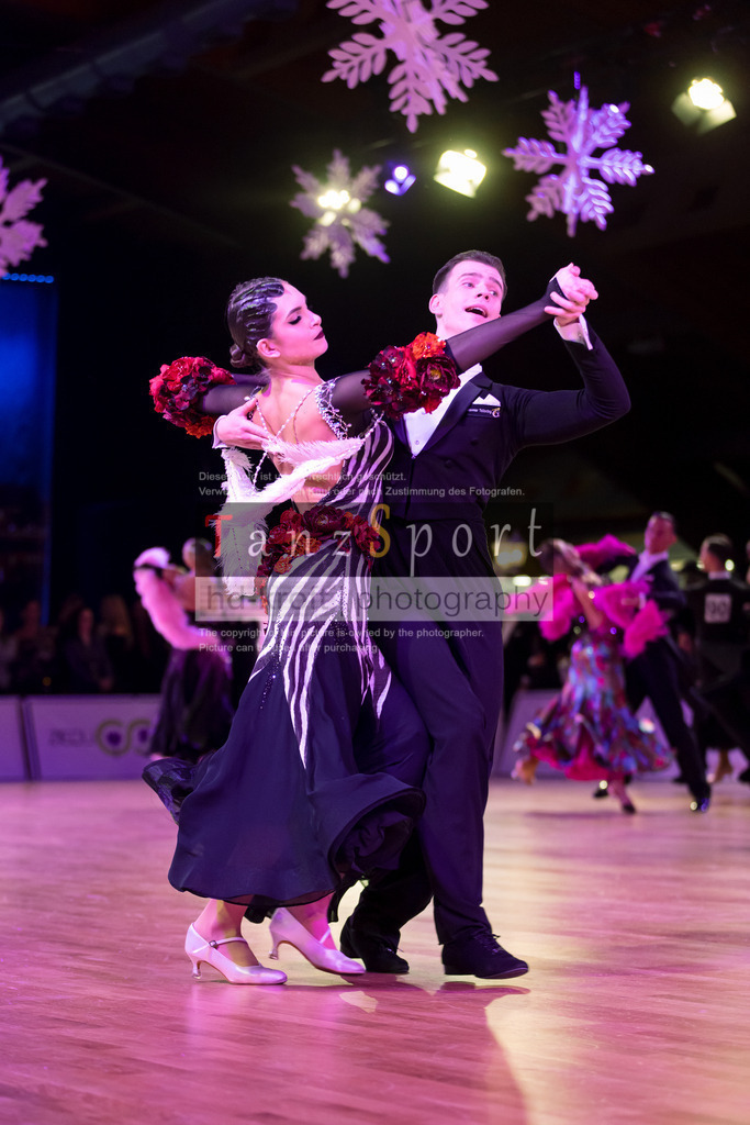 20241215_WDSF_Int_Open_Std-Riga-9000 | Tanzsportbilder, Standardtanz, Lateintanz, WDSF, DTV, LTVB, dancecomp, goc, hessen tanzt, blaues band der spree, walzer, tango, wiener walzer, slowfox, quickstepp, samba, rumba, cha-cha-cha, paso doble. jive, hd-kroft photography, turniertanzsport