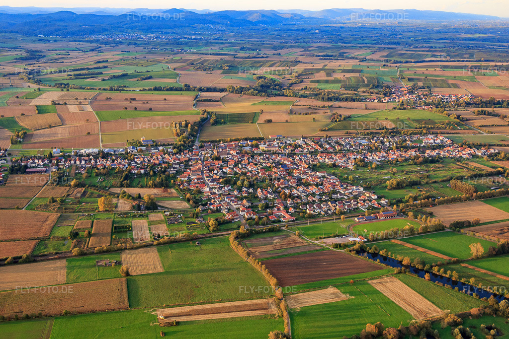 Luftbild: Bahnhofstraße von Süden in Steinfeld im Bundesland Rheinland-Pfalz in Deutschland. Foto: IMG_074706.jpg vom 14.10.2014 durch Werner Riehm/FLY-FOTO.de