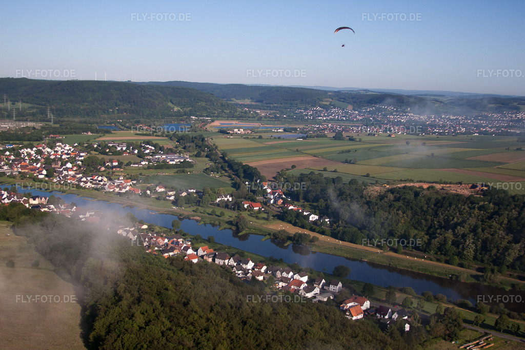 Luftbild: Fluss- Uferbereichen der Weser zwischen Ortsteil Herstelle und Würgassen - NRW im Ortsteil Würgassen in Beverungen im Bundesland Nordrhein-Westfalen in Deutschland. Foto: IMG_65610.jpg vom 25.05.2014 durch Werner Riehm/FLY-FOTO.de