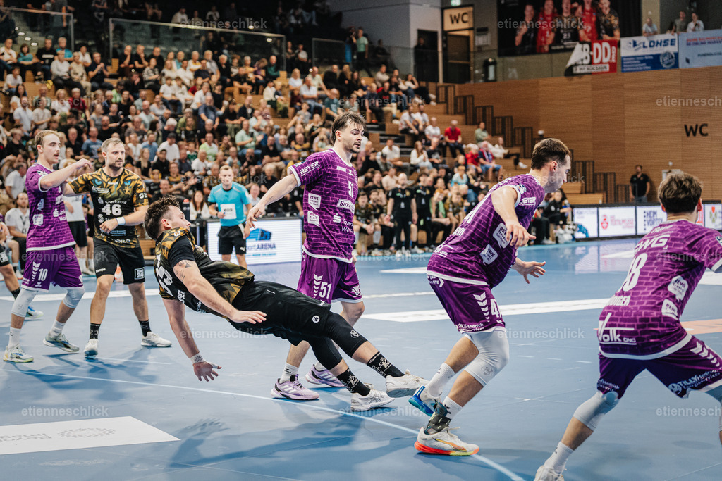 HC Elbflorenz 2006 - TV 05/07 Hüttenberg, 2. Handball-Bundesliga, 6. Spieltag | Im Bild: Timo Löser (55, Dresden) fällt zu Boden04.10.2026, HC Elbflorenz 2006 - TV 05/07 Hüttenberg, 2. Handball-Bundesliga, 6. Spieltag, Deutschland, Dresden, BallsportArena Dresden