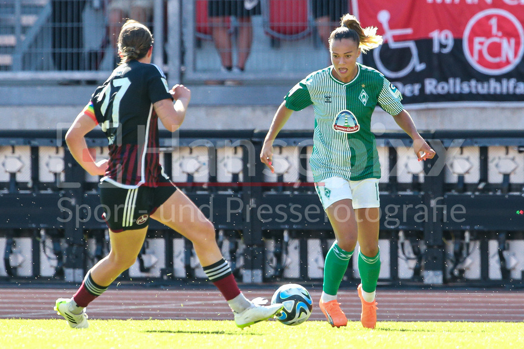 Fussball, Google Pixel Frauen-Bundesliga, 1. FC Nürnberg - SV Werder Bremen | v.li.: Lara Schmidt (1. FC Nürnberg, 27) und Maja Sternad (SV Werder Bremen, 11) im Zweikampf, Duell, Dynamik, Aktion, Action, Spielszene, DIE DFB-RICHTLINIEN UNTERSAGEN JEGLICHE NUTZUNG VON FOTOS ALS SEQUENZBILDER UND/ODER VIDEOÄHNLICHE FOTOSTRECKEN. DFB REGULATIONS PROHIBIT ANY USE OF PHOTOGRAPHS AS IMAGE SEQUENCES AND/OR QUASI-VIDEO.