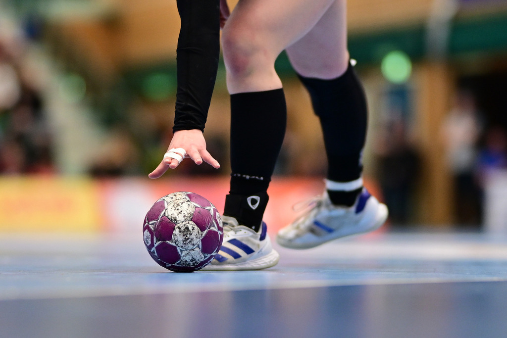 Handball I Frauen I Saison 2024-2025 I 1. HBF I Play-Down Halbfinale I Buxtehuder SV - BSV Sachsen Zwickau | Handball in der Hand, Handball auf dem Boden - Realisiert mit Pictrs.com