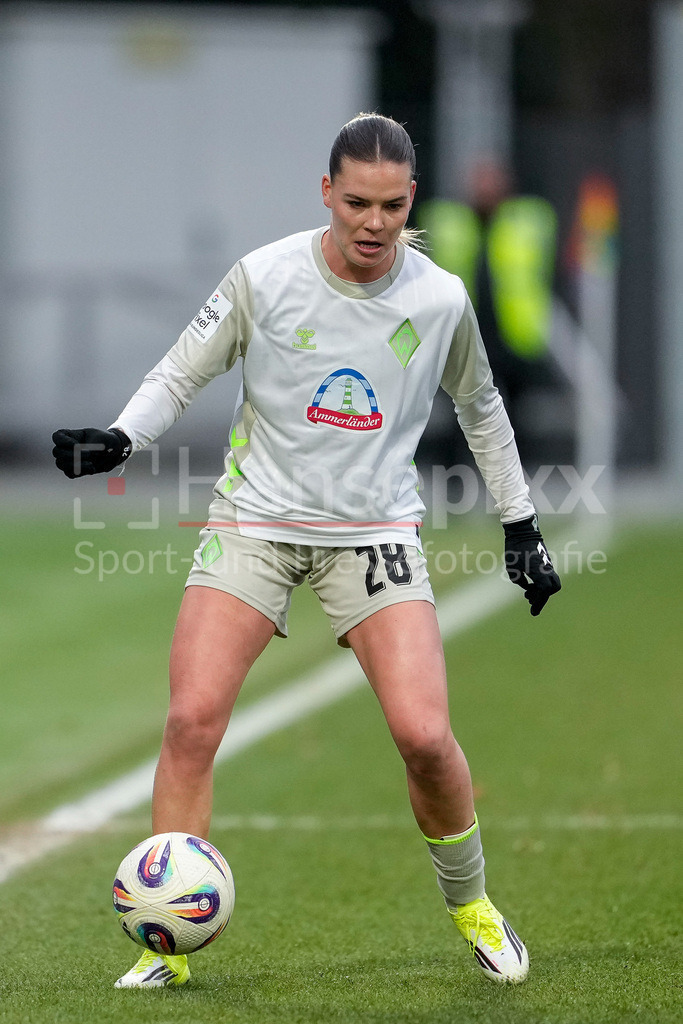 Fussball, Google Pixel Frauen-Bundesliga, TSG 1899 Hoffenheim - SV Werder Bremen | Juliane Wirtz (Werder, 28), am Ball, Freisteller, Ganzkörper, Einzelbild, Einzelfoto, Aktion, Action, 01.02.2026, Sinsheim (Hoffenheim)  (Deutschland), Fussball, Google Pixel Frauen-Bundesliga, TSG 1899 Hoffenheim - SV Werder Bremen, DFB/DFL REGULATIONS PROHIBIT ANY USE OF PHOTOGRAPHS AS IMAGE SEQUENCES AND/OR QUASI-VIDEO., DIE DFB-RICHTLINIEN UNTERSAGEN JEGLICHE NUTZUNG VON FOTOS ALS SEQUENZBILDER UND/ODER VIDEOÄHNLICHE FOTOSTRECKEN. DFB REGULATIONS PROHIBIT ANY USE OF PHOTOGRAPHS AS IMAGE SEQUENCES AND/OR QUASI-VIDEO.