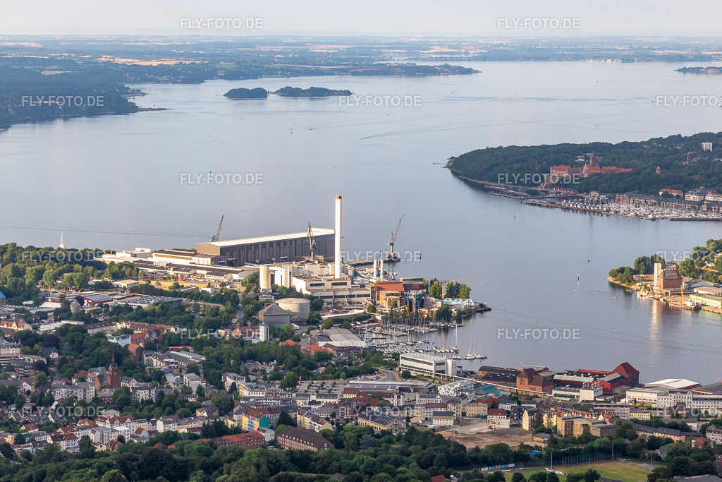 Förde mit Flensburger Schiffbau, Stadtwerke Flensburg | Luftbild: Förde mit Flensburger Schiffbau, Stadtwerke Flensburg im Ortsteil Nordstadt in Flensburg im Bundesland Schleswig-Holstein in Deutschland. Foto: IMG_127720.jpg vom 23.07.2021 durch Werner Riehm/FLY-FOTO.de - Realisiert mit Pictrs.com